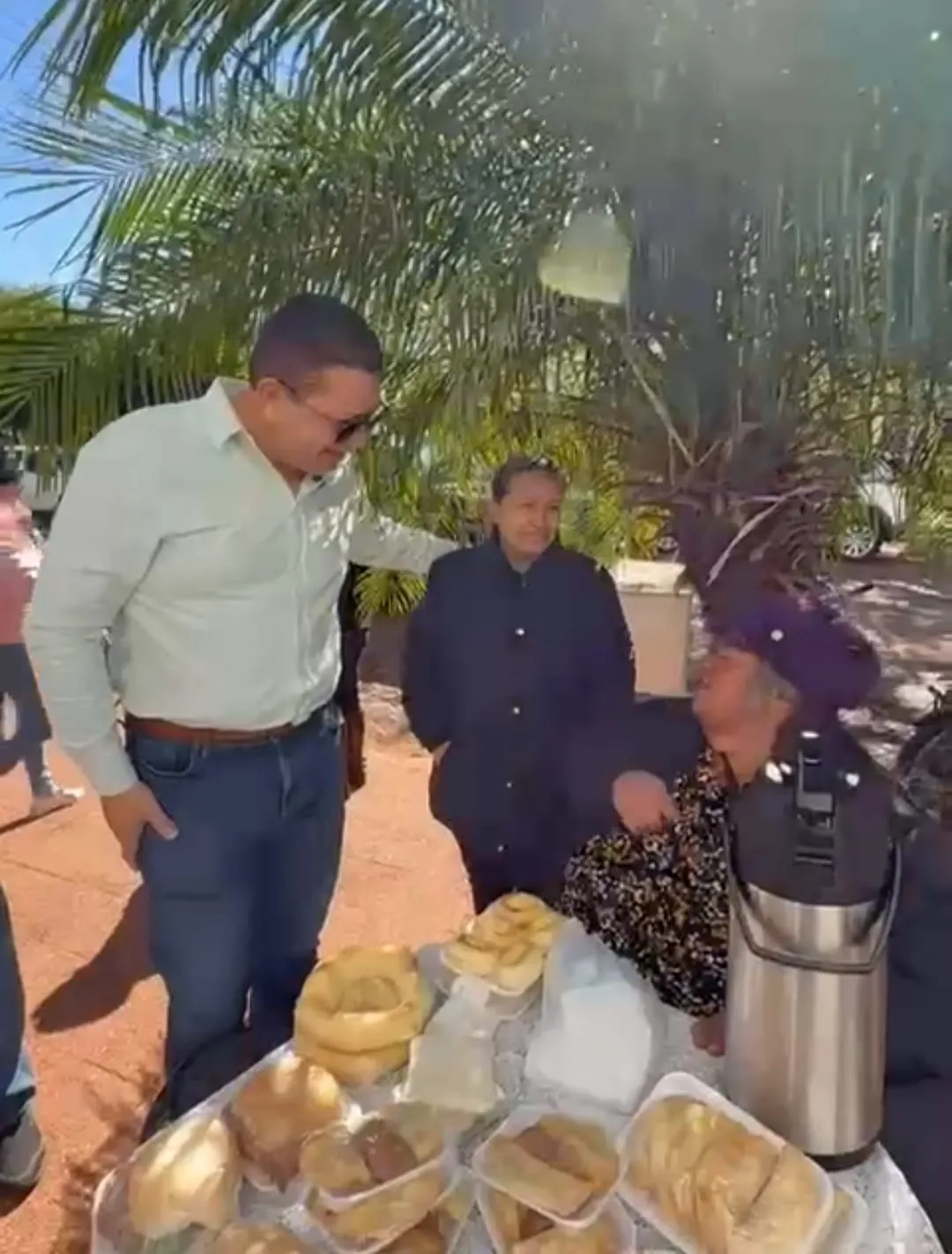 En un gesto de cercanía, gobernador interactúa con pacientes y vendedores del Centro de Especialidades Juan Pablo II
