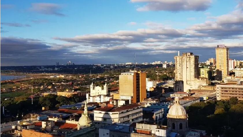 Viernes con clima fresco a cálido y un cielo escasamente nublado