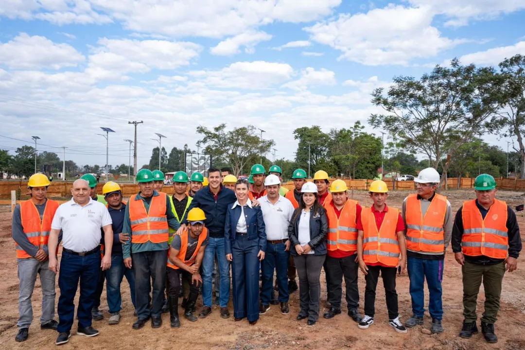 Santiago Peña entregó 64 viviendas y verificó obra vial en Paraguarí