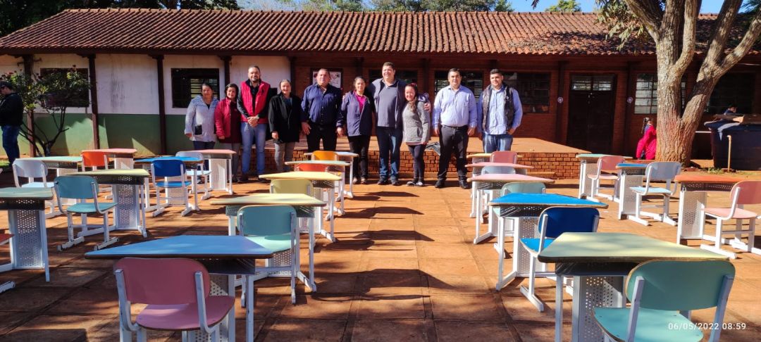 Diputado Acosta donó sillas y mesas a escuela de Cerro Corá