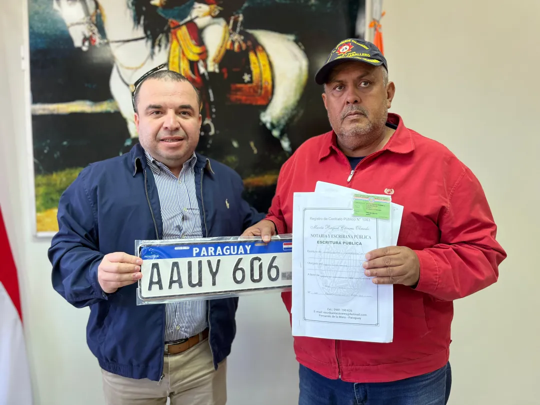 Bomberos de Amambay reciben documentación oficial de ambulancias donadas
