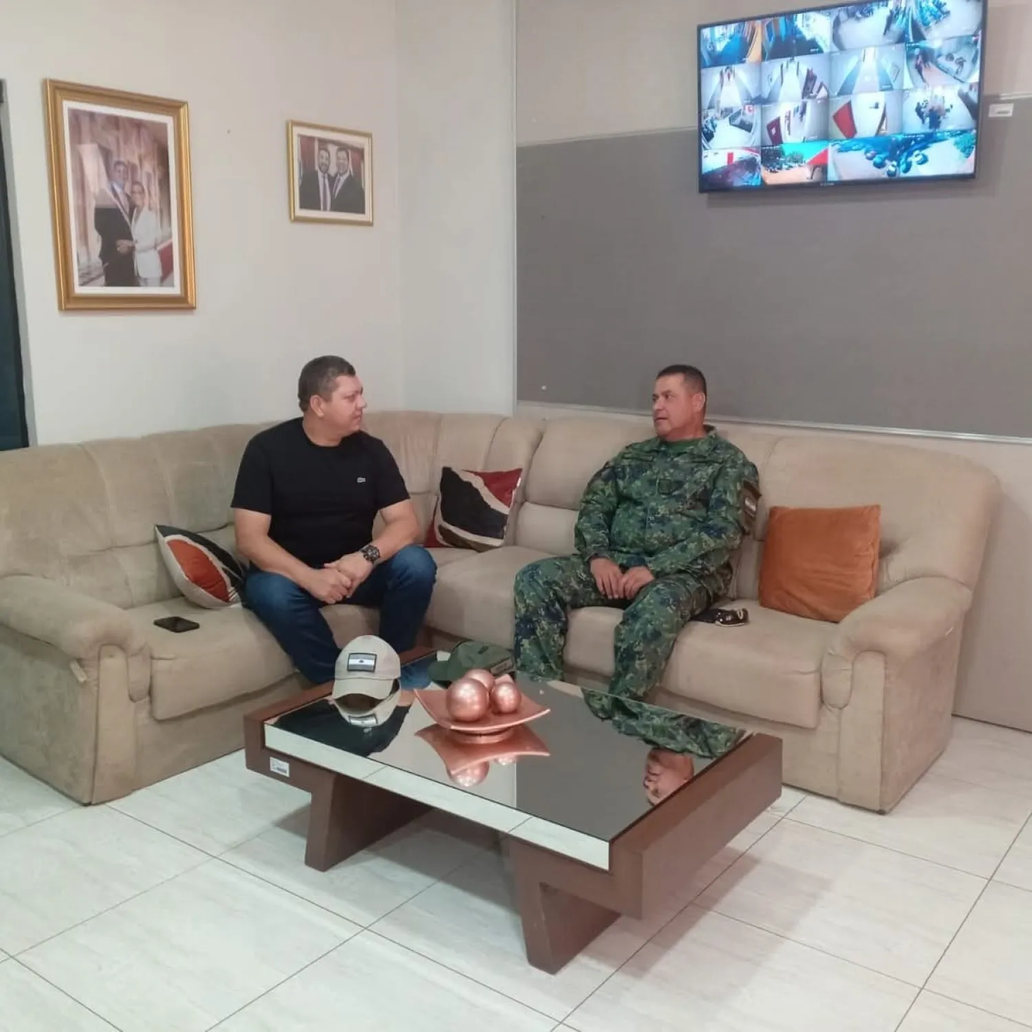 Comandante del CODI se reúne con el gobernador para coordinar esfuerzos para la seguridad en la frontera