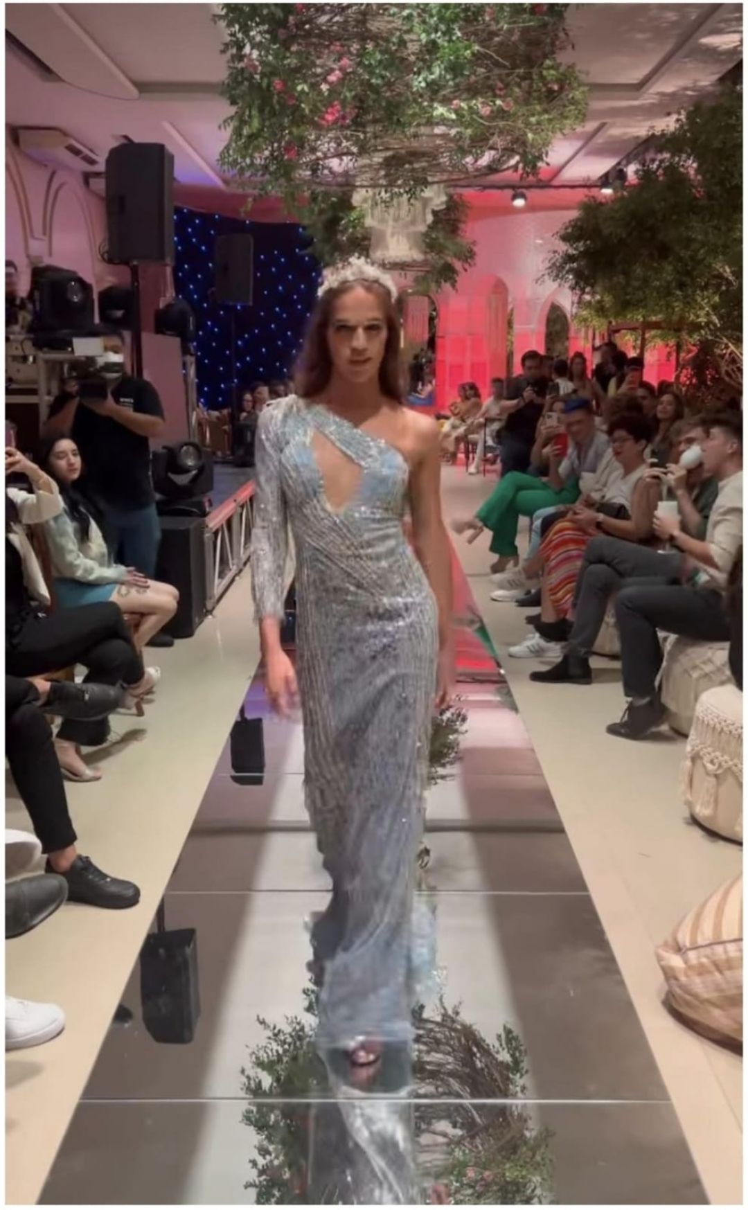 La Comadre debuta como modelo de alta costura y marca hito en la moda de Paraguay