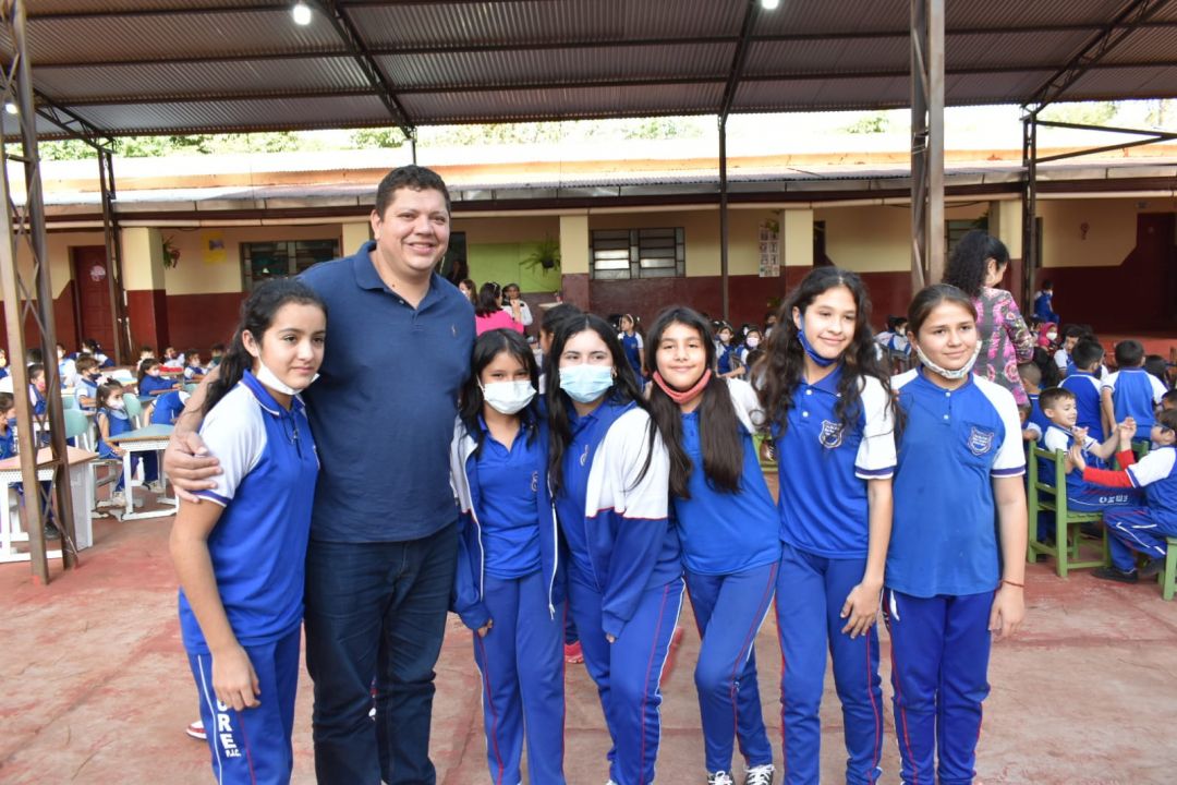 Juancho Acosta entregó sillas y mesas a Escuela Mariscal López de PJC