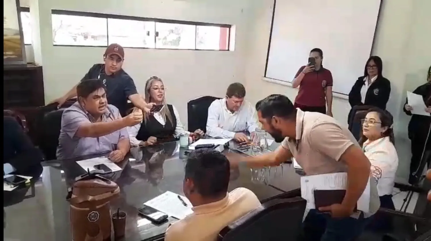 Quema de basura divide a concejales en sesión de la Junta Departamental de Amambay