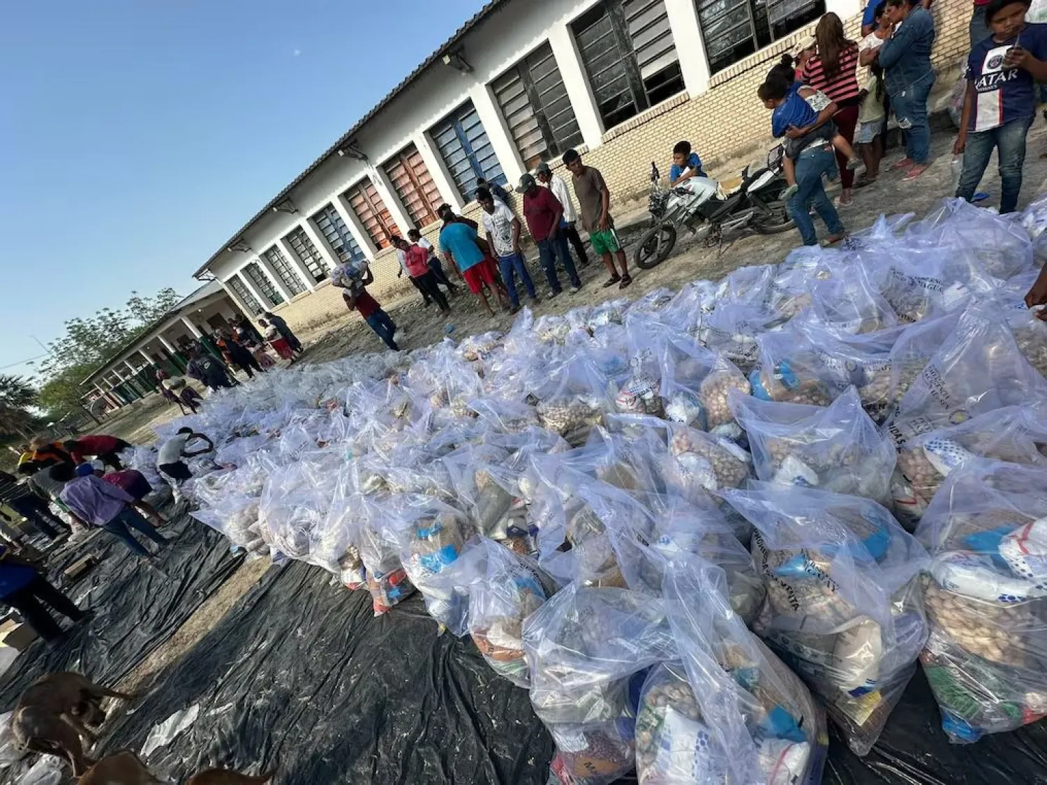 Apoyo humanitario: Ejército distribuye agua y SEN entrega alimentos en el Chaco
