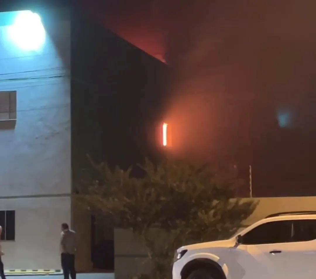 Bomberos sofocan incendio parcial en un hotel en Pedro Juan Caballero