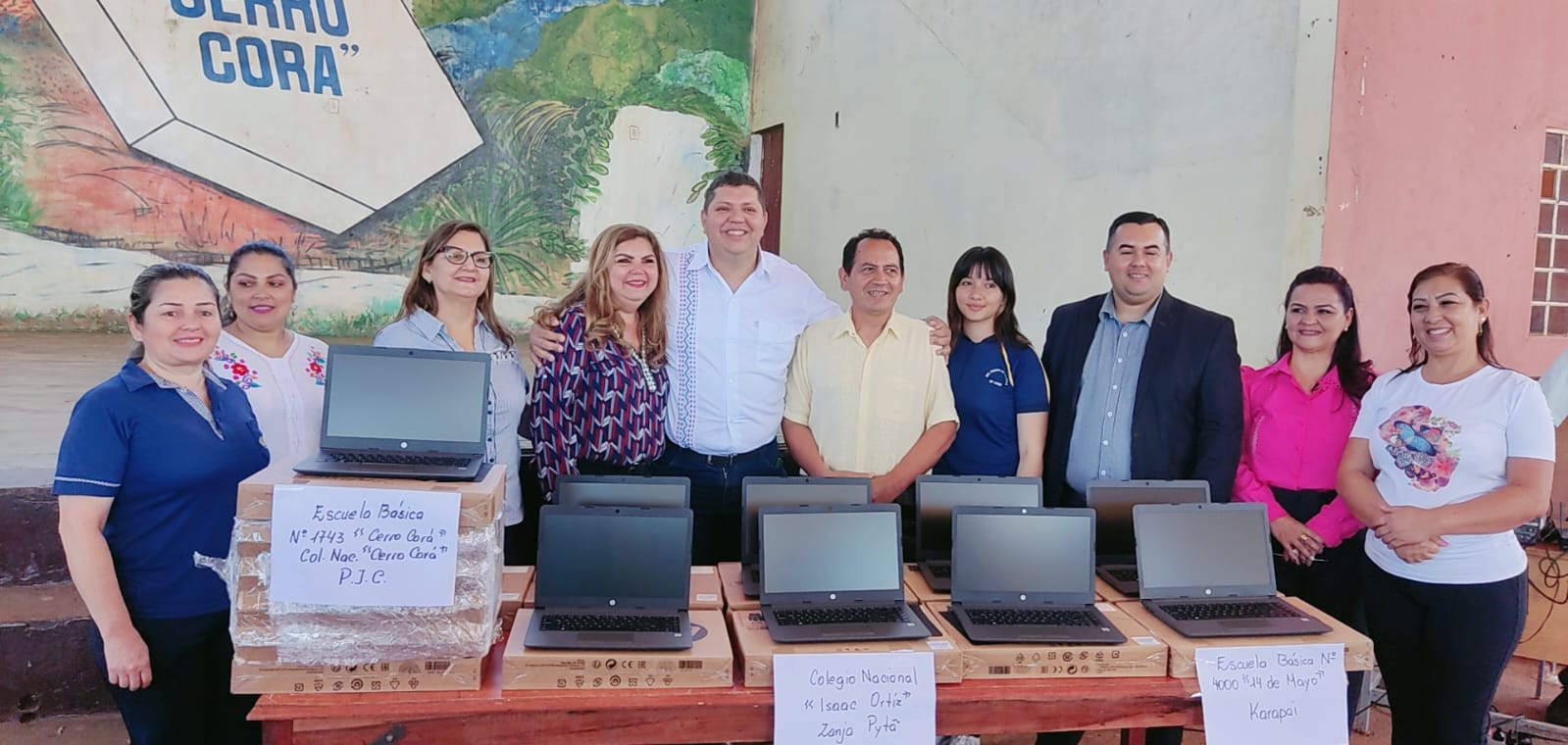 Juancho Acosta entregó 45 notebooks para 9 instituciones educativas de Amambay