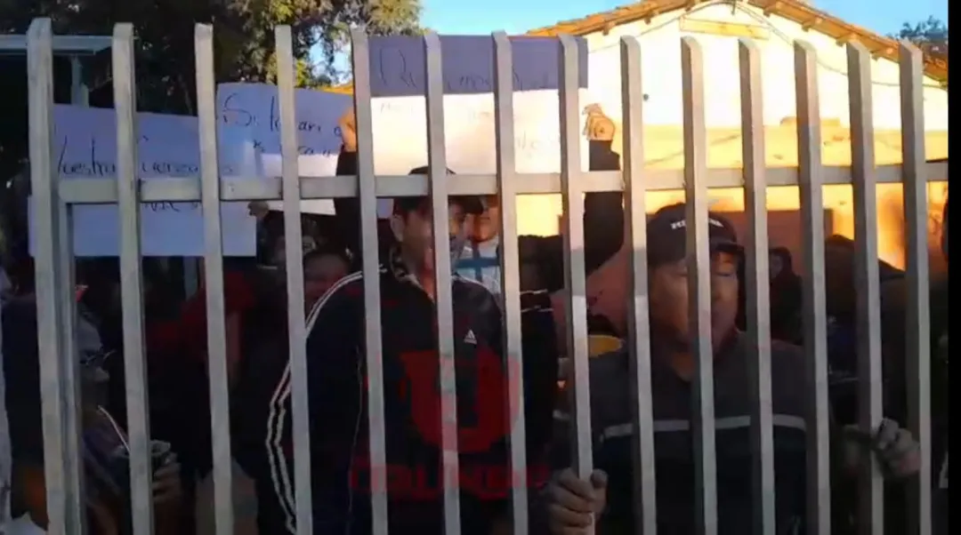PJC: Alumnos del Colegio José Eduvigis Díaz toman la institución por supuesta reducción de rubros
