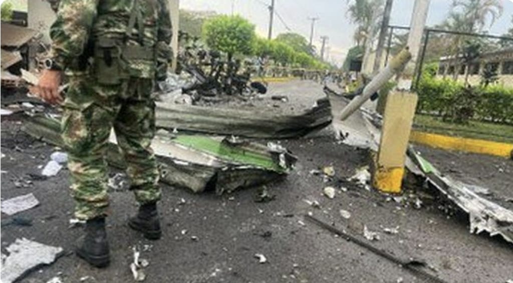 Ataque con explosivos deja ocho policías muertos en Colombia
