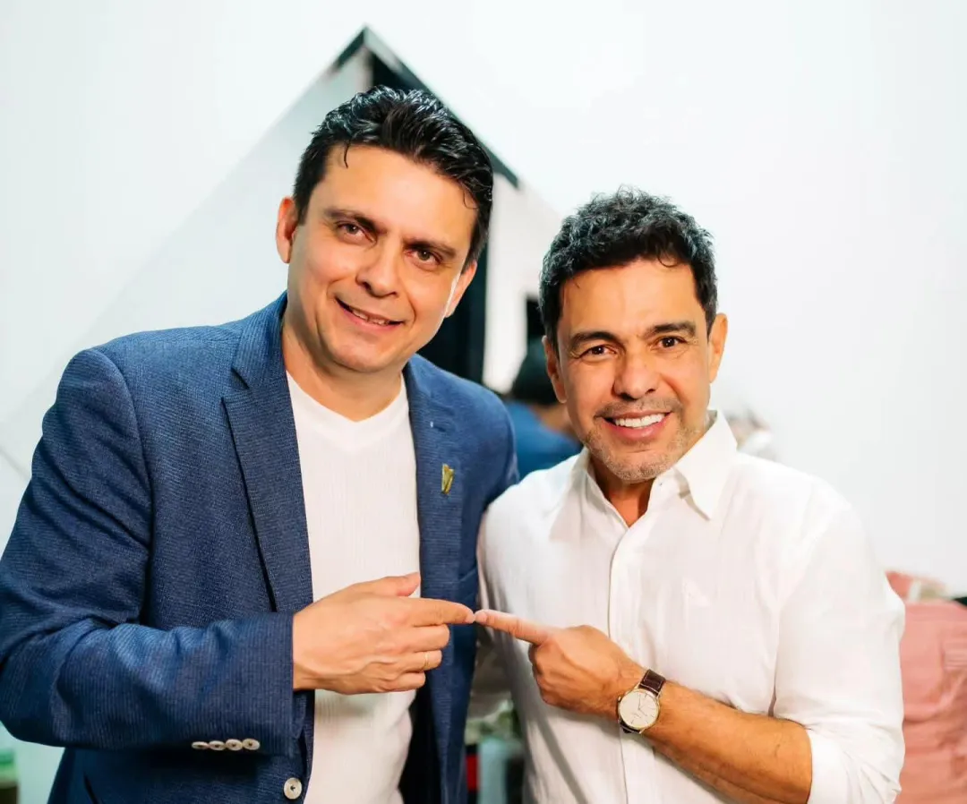Marcelo Rojas le da una serenata sorpresa a Zezé di Camargo en su cumpleaños y lo emociona profundamente