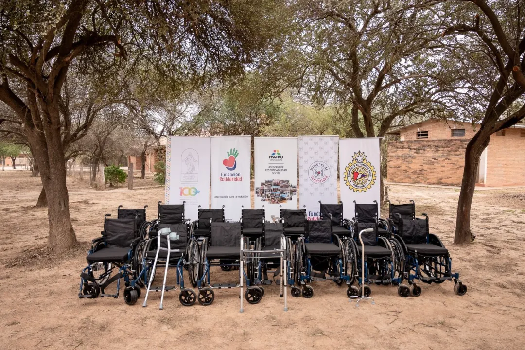 Entregan sillas de ruedas a pobladores del Chaco