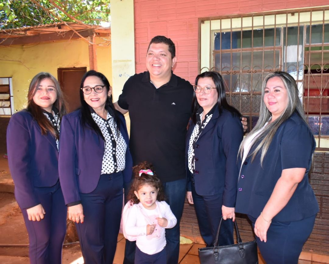 Juancho Acosta entregó 25 notebooks a escuelas de PJC