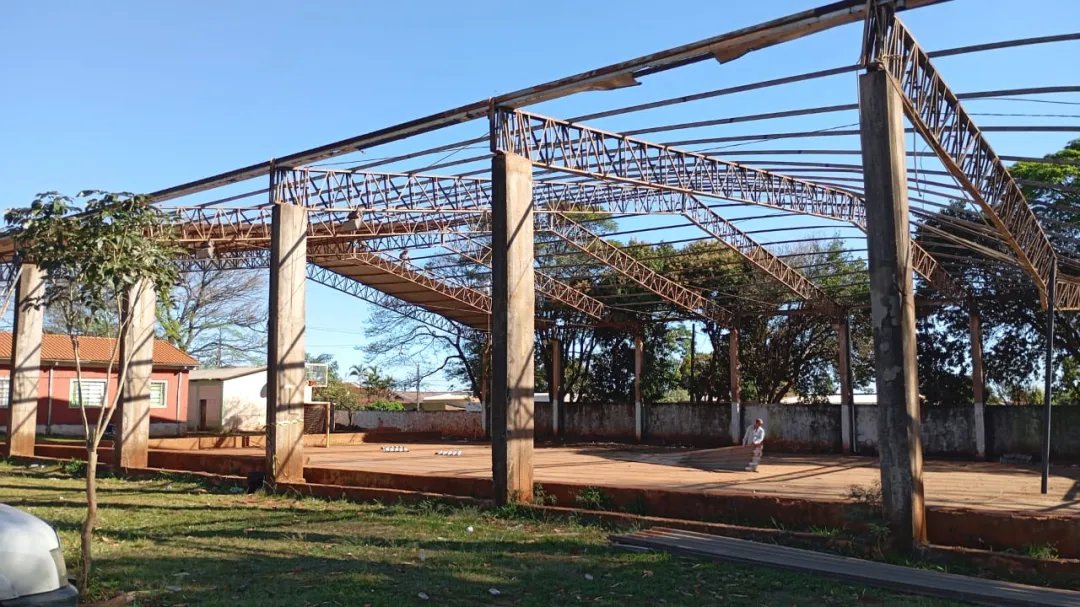 Escuela de Pedro Juan Caballero realiza demolición de su polideportivo derribado por temporal