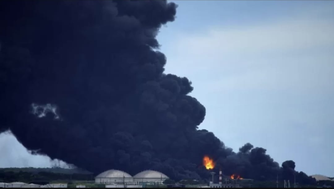 Bomberos en Cuba tratan de contener un incendio que ha dejado decenas de heridos