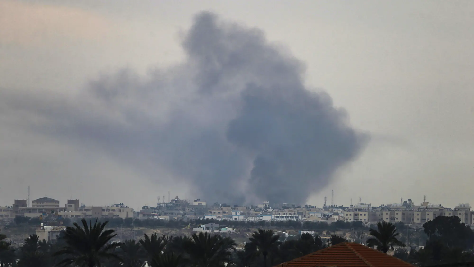China pide a Israel que detenga operaciones “lo antes posible” y evite “desastre” en Rafah