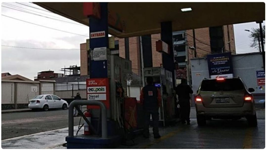 Ecuador anuncia la reducción del precio de los combustibles