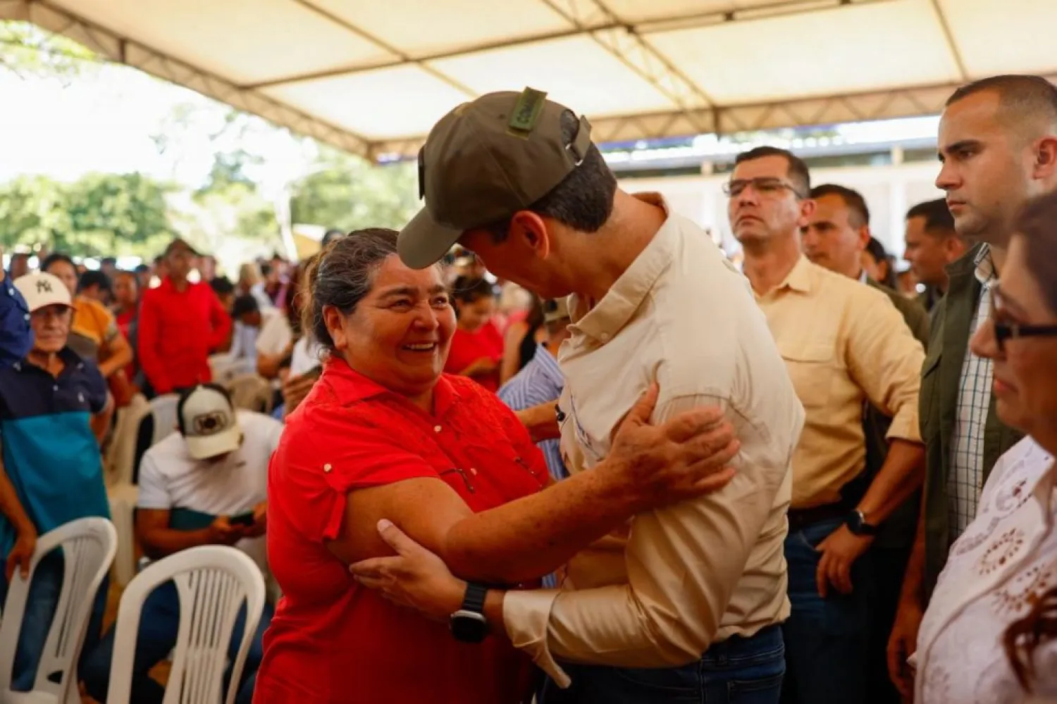 Presidente Peña encabeza histórica entrega de títulos a campesinos en comunidad de Arroyito