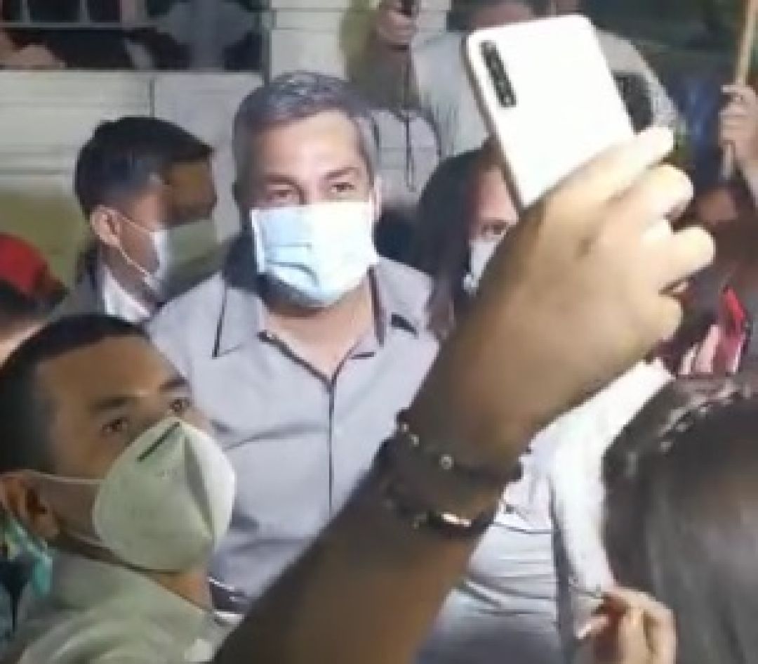 Abdo entre festejo de cumpleaños y defensa de desbloqueo