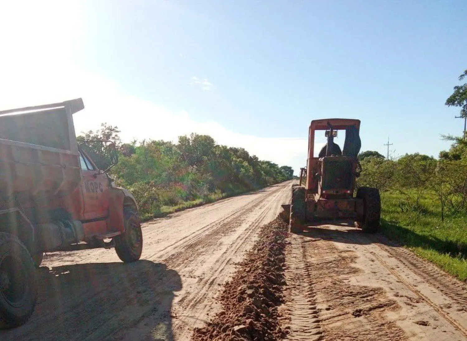 MOPC rehabilita caminos vecinales en el sur del país