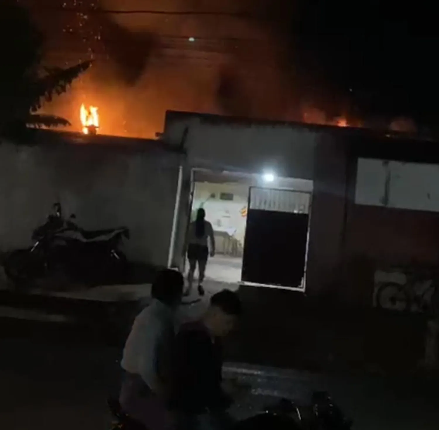 Freidora conectada causa incendio que destruye un copetín en Pedro Juan Caballero