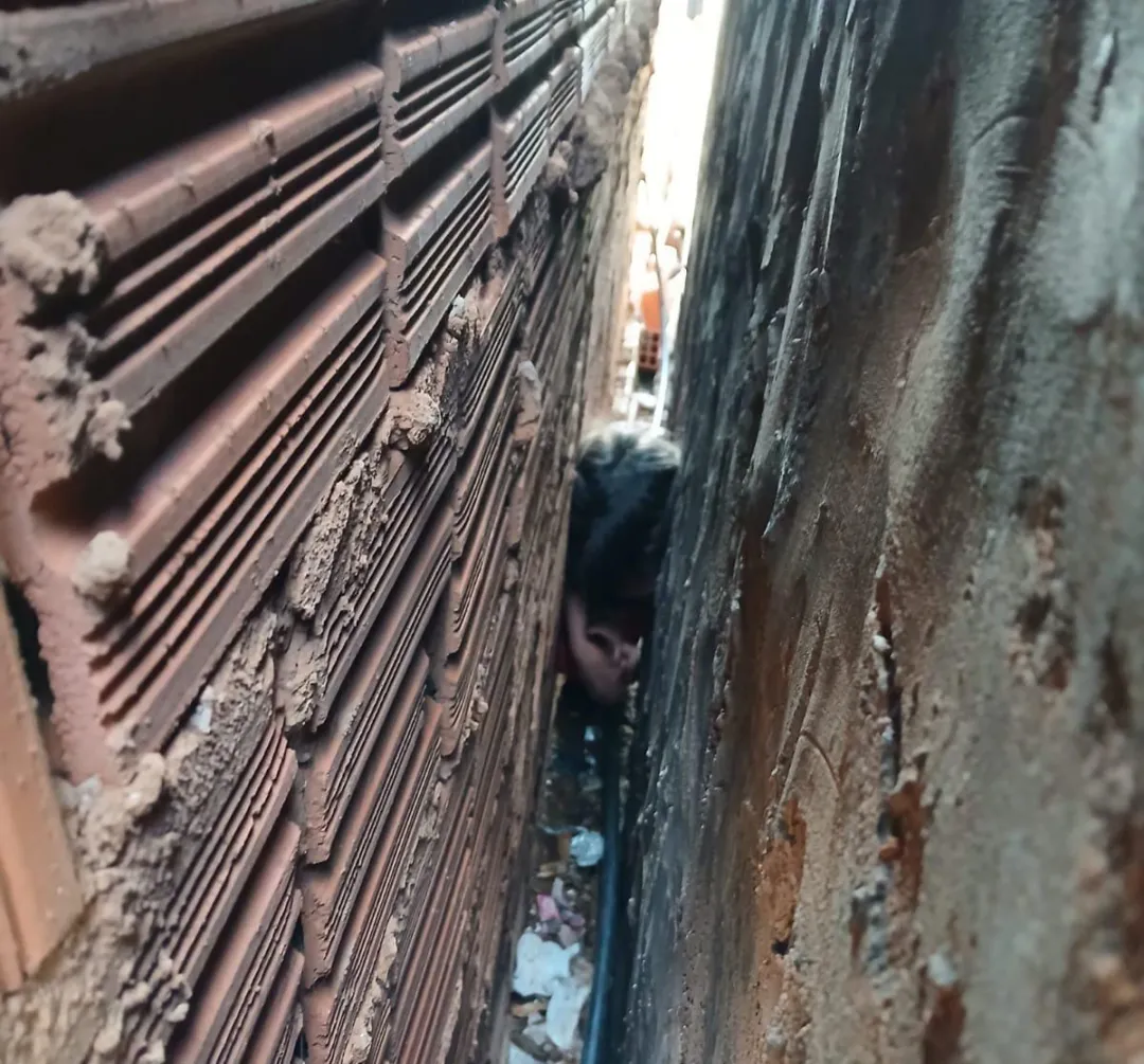 Funcionarios municipales rescatan a una niña de un estrecho espacio en Pedro Juan Caballero