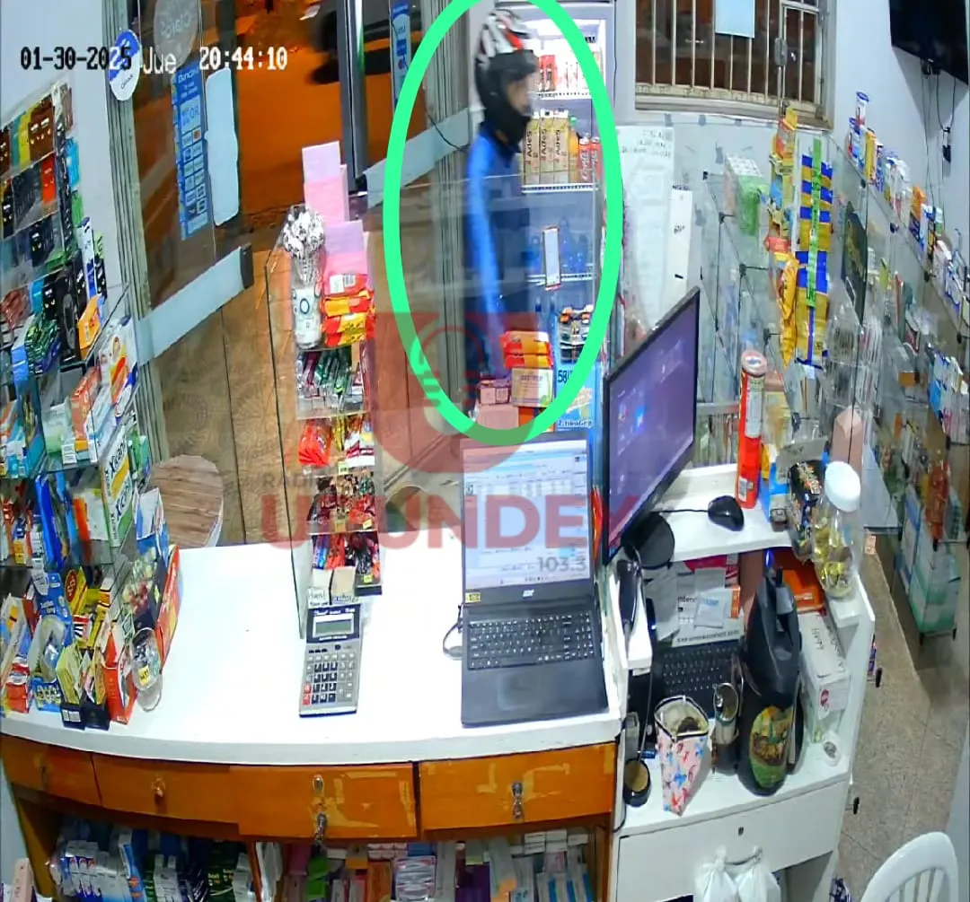 PJC: Motochorro asalta una farmacia, despoja a funcionaria de su celular y se lleva dinero