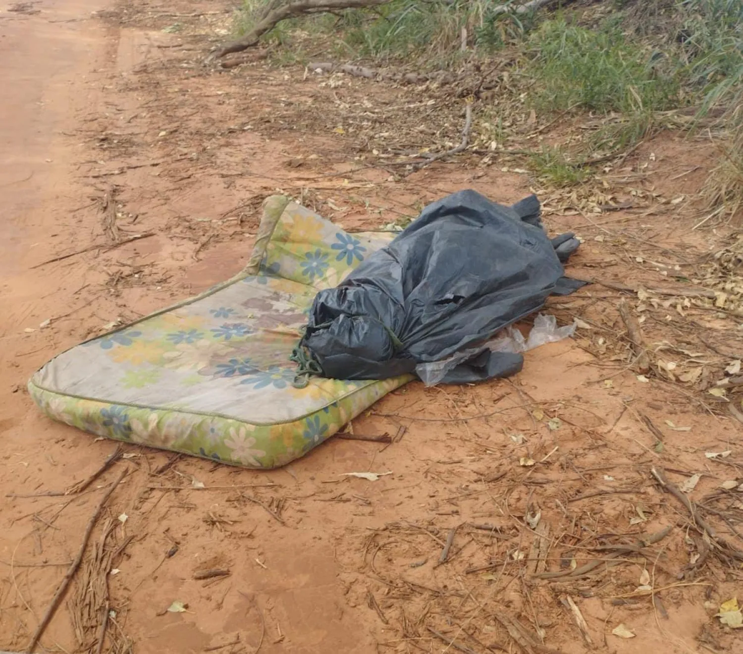 Cadáver encarpado hallado en Zanja Pytã presenta dos heridas de bala, según forense
