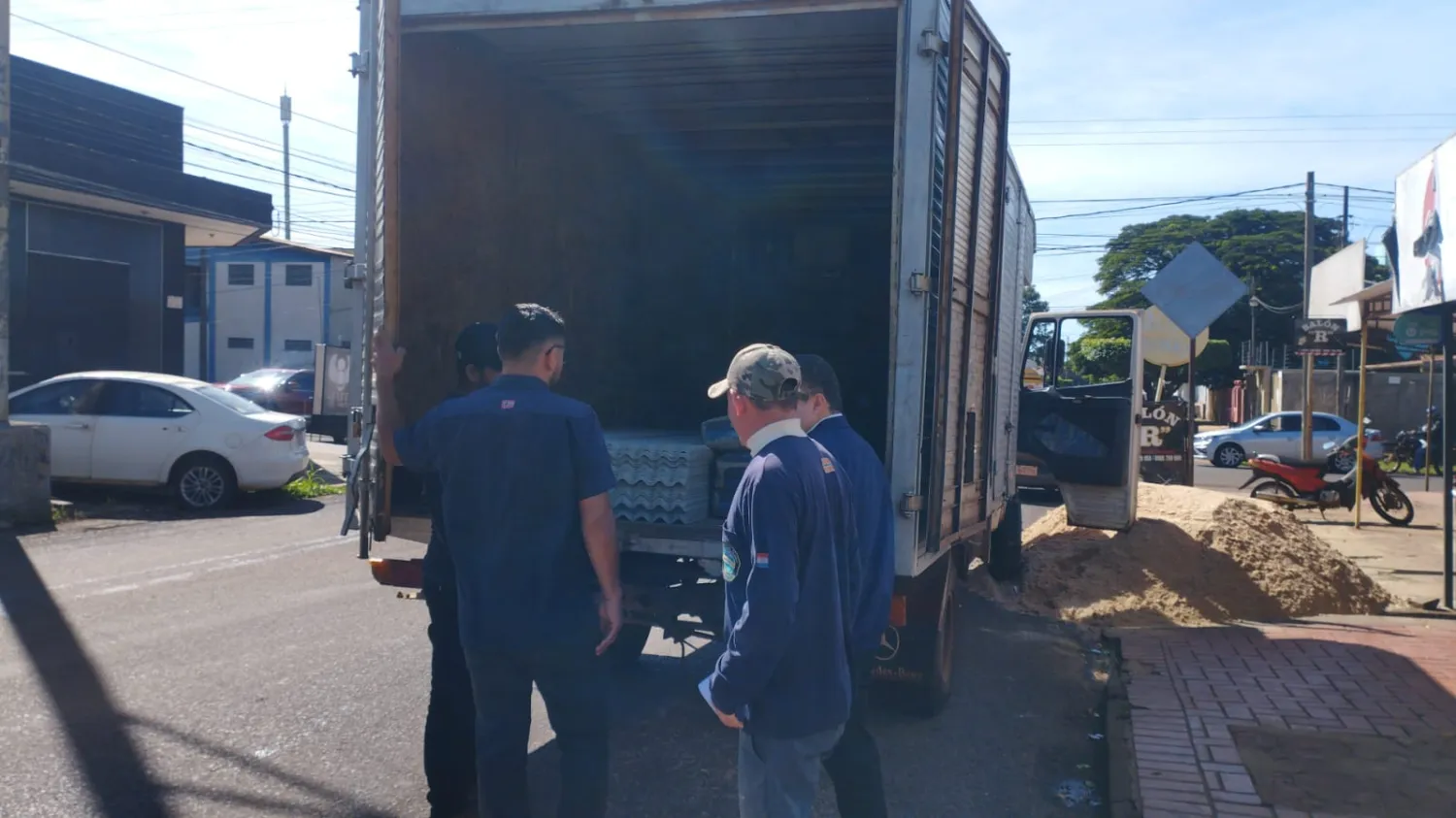 PJC: Gobernación asiste a propietarios de copetín con materiales de construcción tras incendio