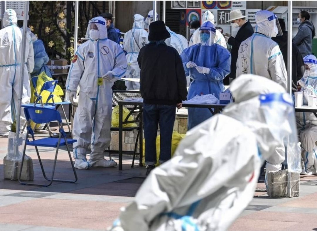 Polémica en Shanghái por medida de separar padres de hijos con COVID19