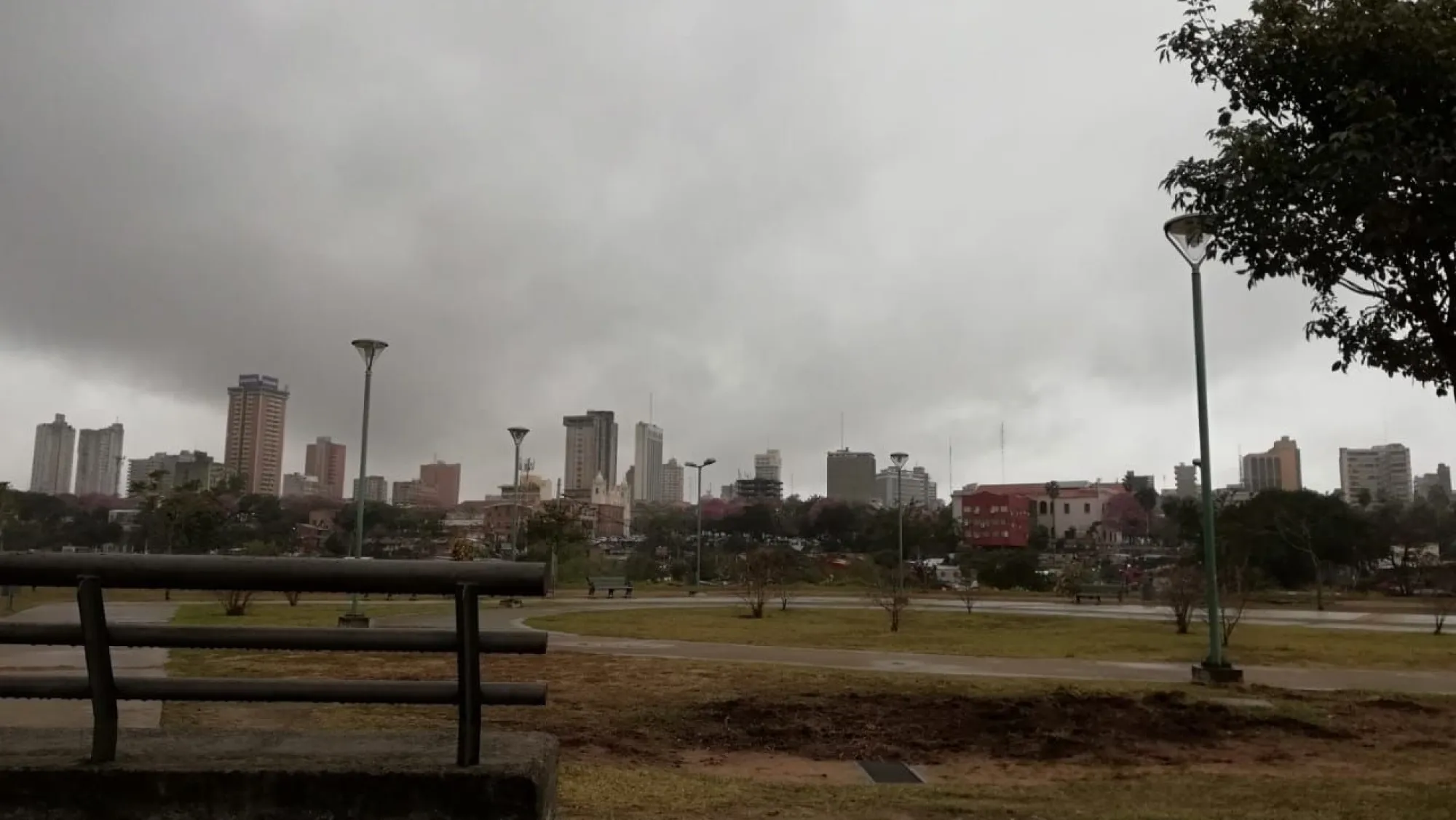 Ambiente fresco, cielo nublado y lluvias en Día de los Enamorados