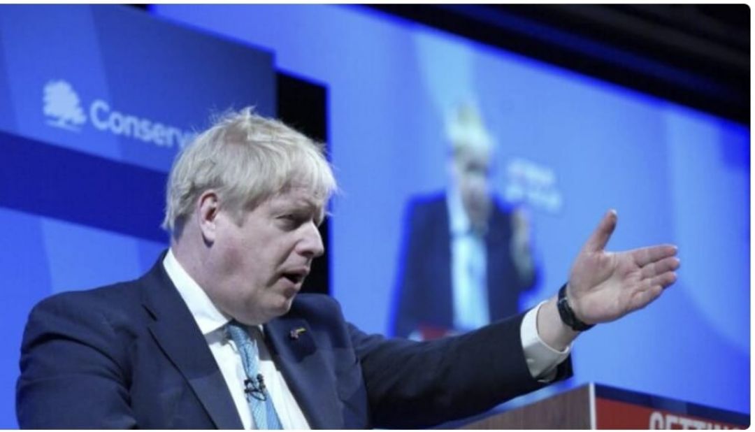 Boris Johnson pide a China condenar la invasión rusa de Ucrania