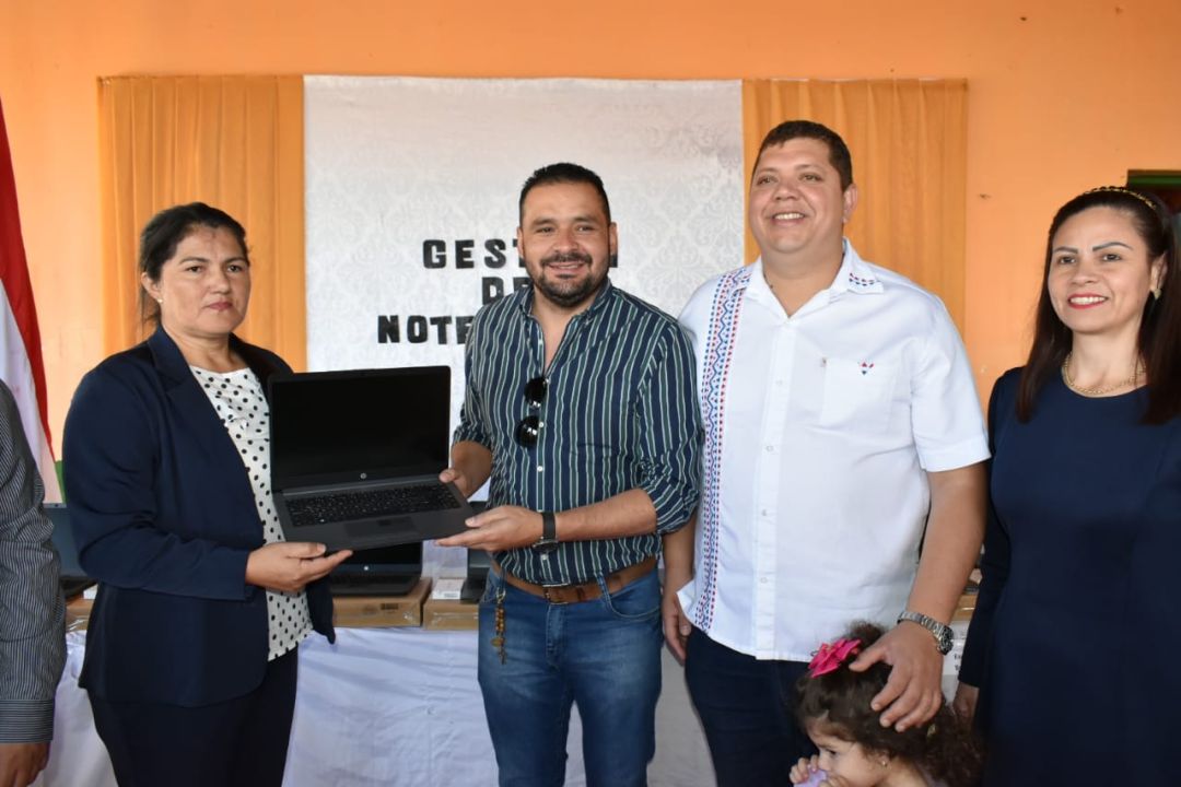 Diputado Juancho Acosta entregó 20 notebooks con internet a escuelas de Amambay