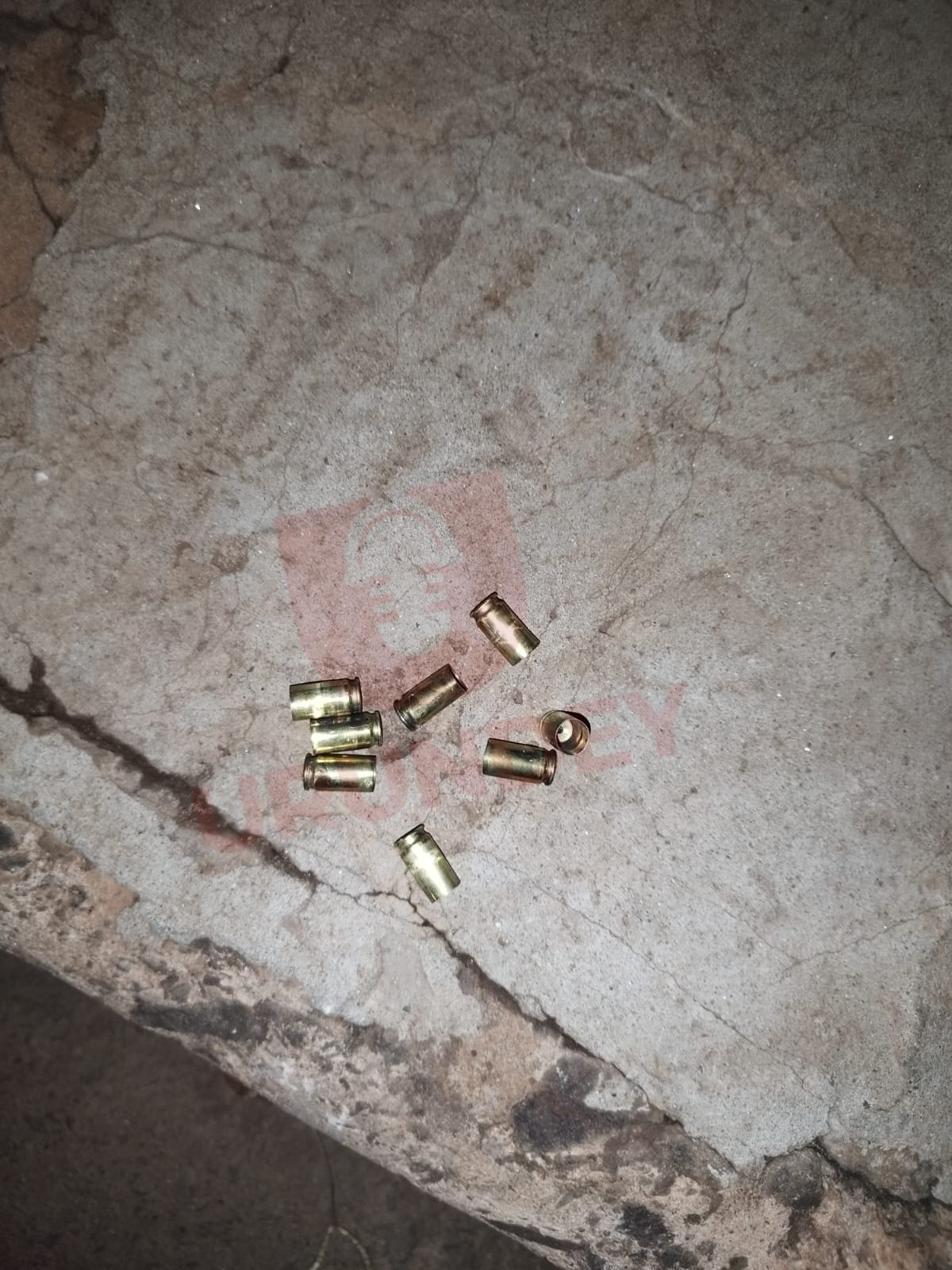 Anoche a las 21:40 horas aproximadamente la policía recogió 8 vainillas servidas y percutidas de pistola calibre 9 mm sobre la calle Cerro León esquina 1ro. de diciembre del Barrio San Gerardo.