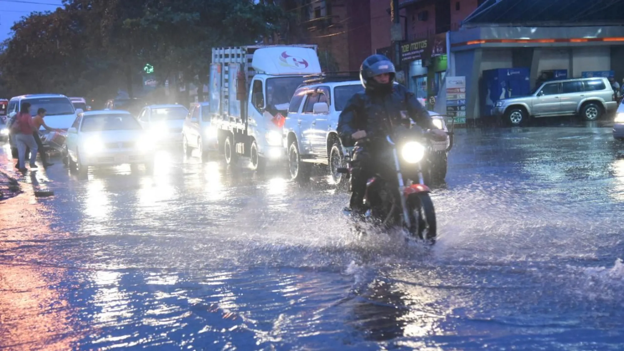 Meteorología anuncia un viernes con clima cálido, lluvias y tormentas