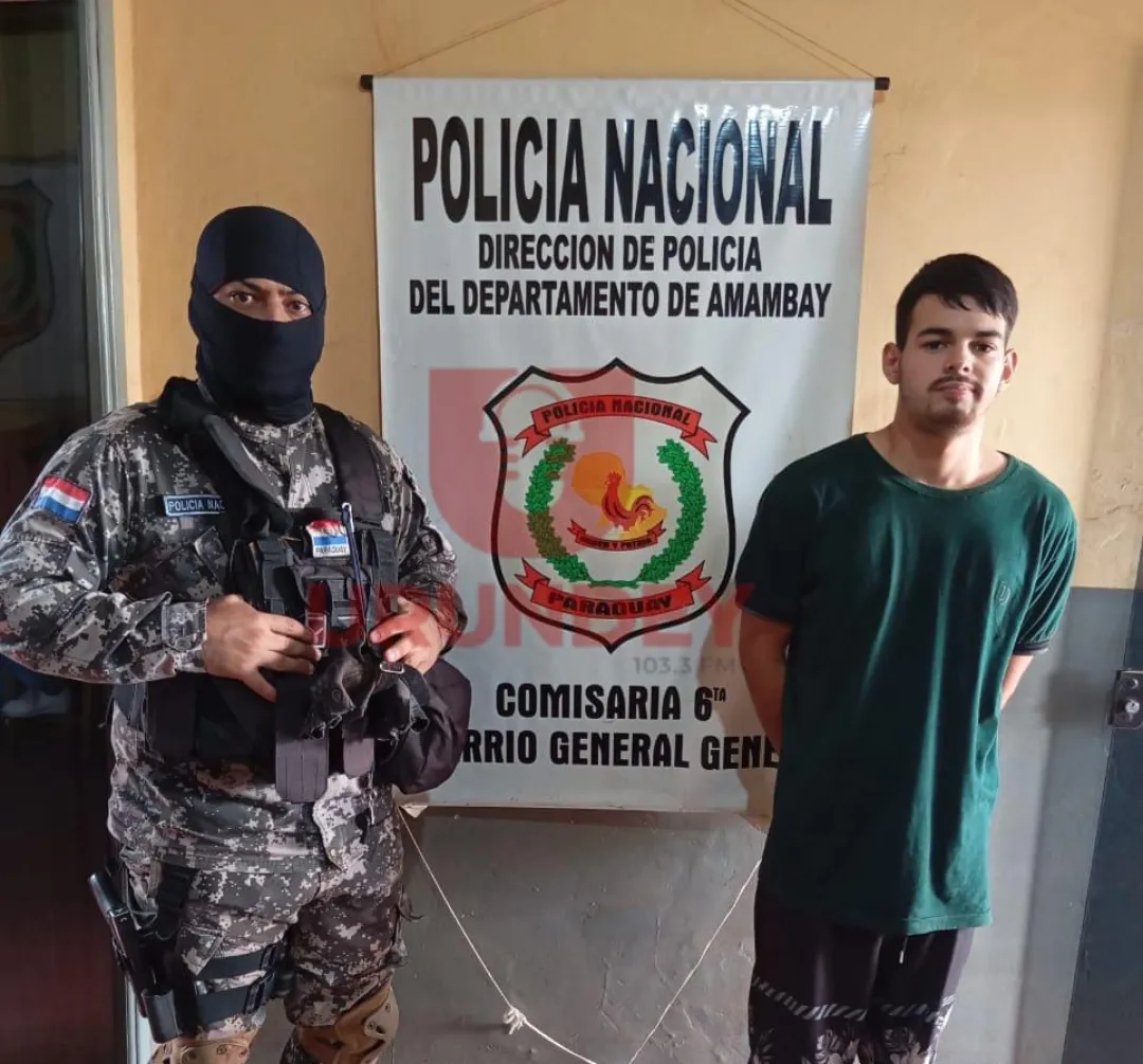 PJC: Agentes del Grupo Lince detienen a un joven por hacer maniobras peligrosas en una moto