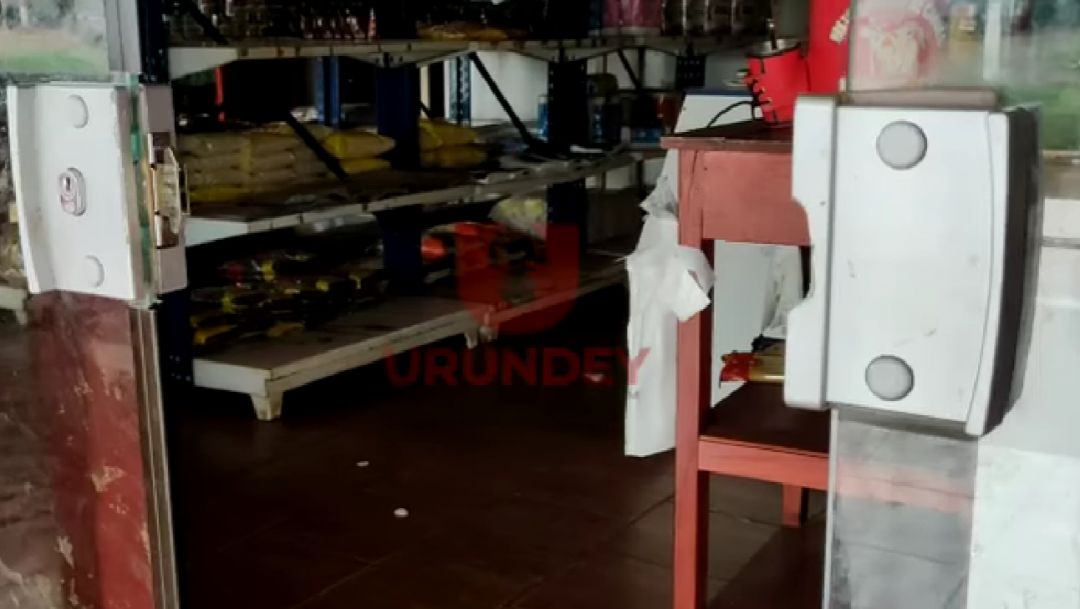 Rompen cerradura de blindex en despensa y se llevan la caja registradora
