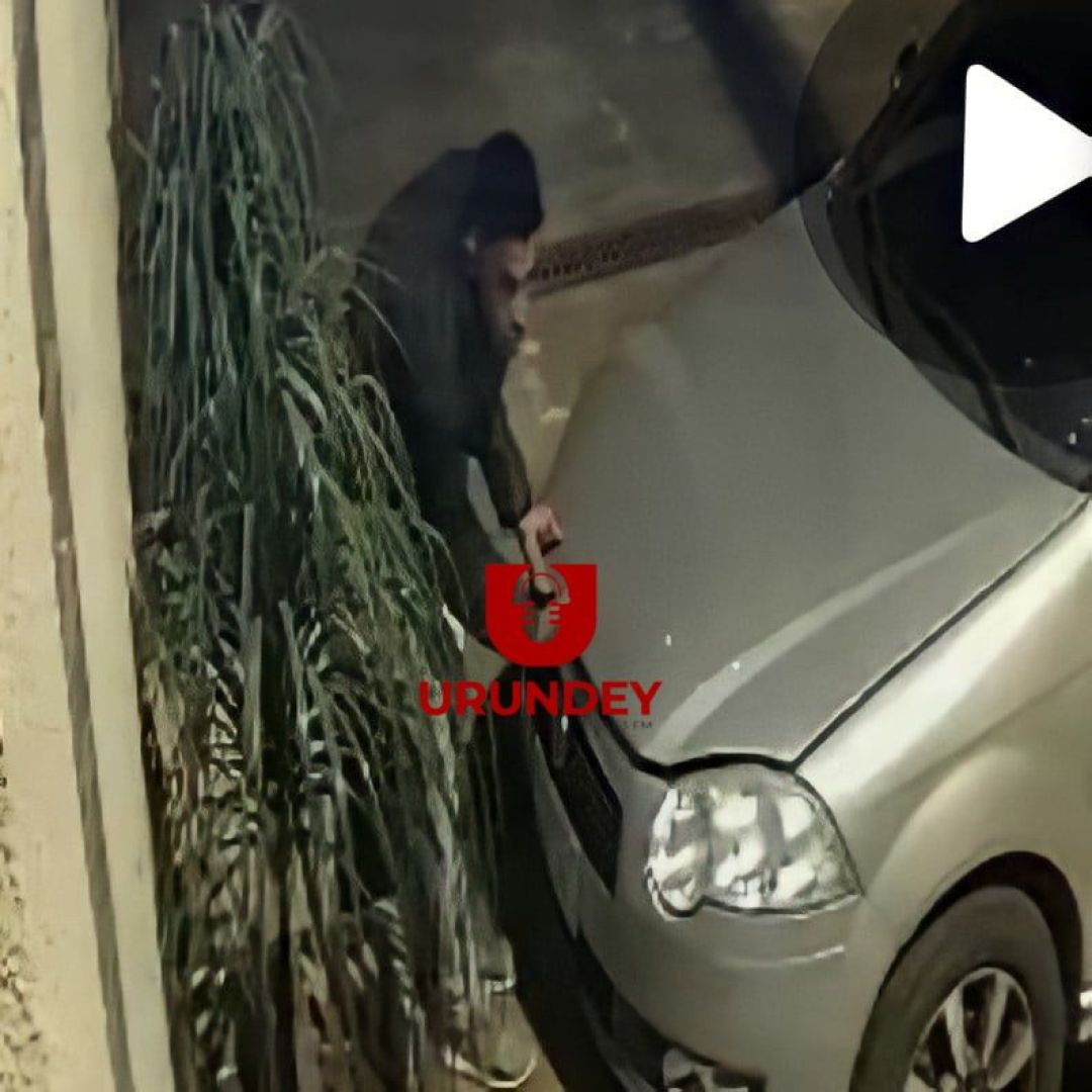 Delincuente fue captado hurtando batería de un automóvil