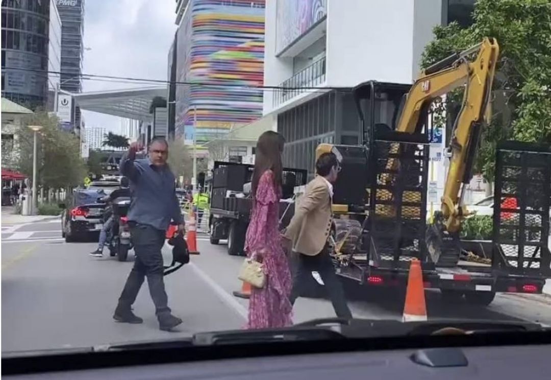 Marc Anthony y Nadia Ferreira frenan el tránsito en Miami