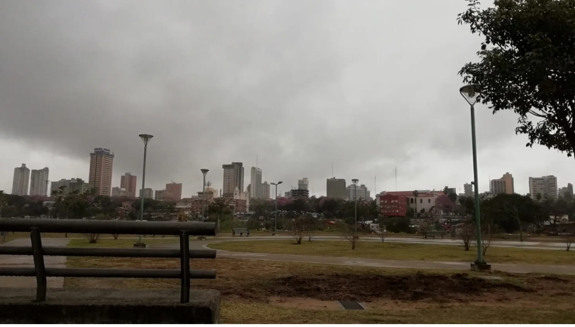 Lunes con lloviznas y ambiente cálido en todo el país