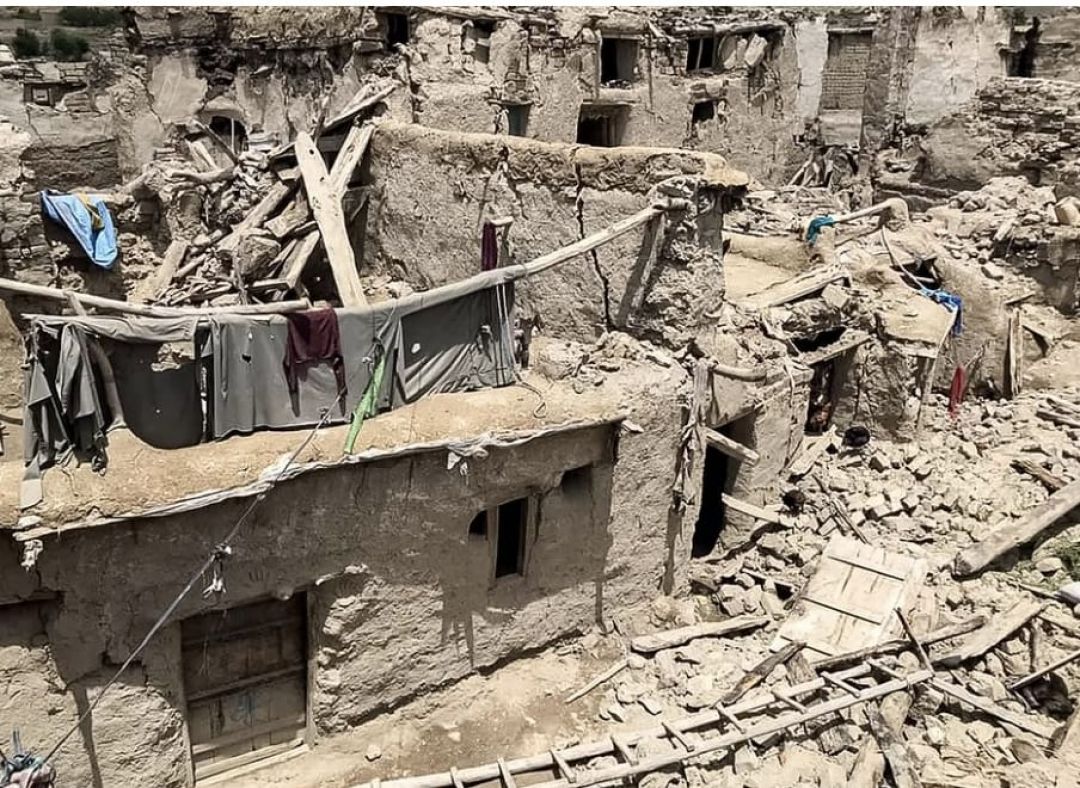 Afganistán: un potente terremoto causa mil muertos