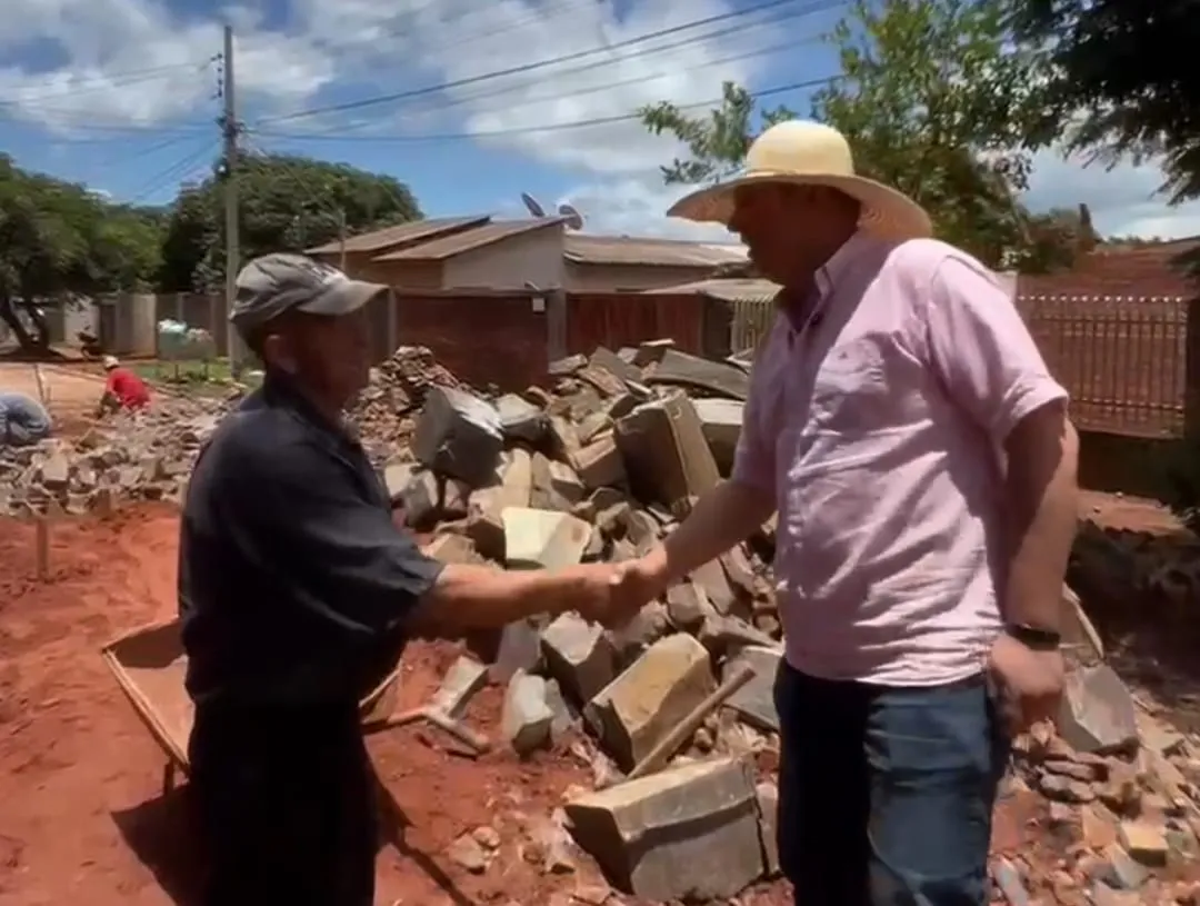Gobernador verificó avance de obras de empedrado en el barrio María Victoria de PJC