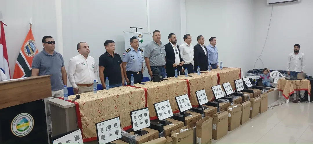 Gobernación hizo entrega de 76 equipos informáticos a escuelas de Amambay