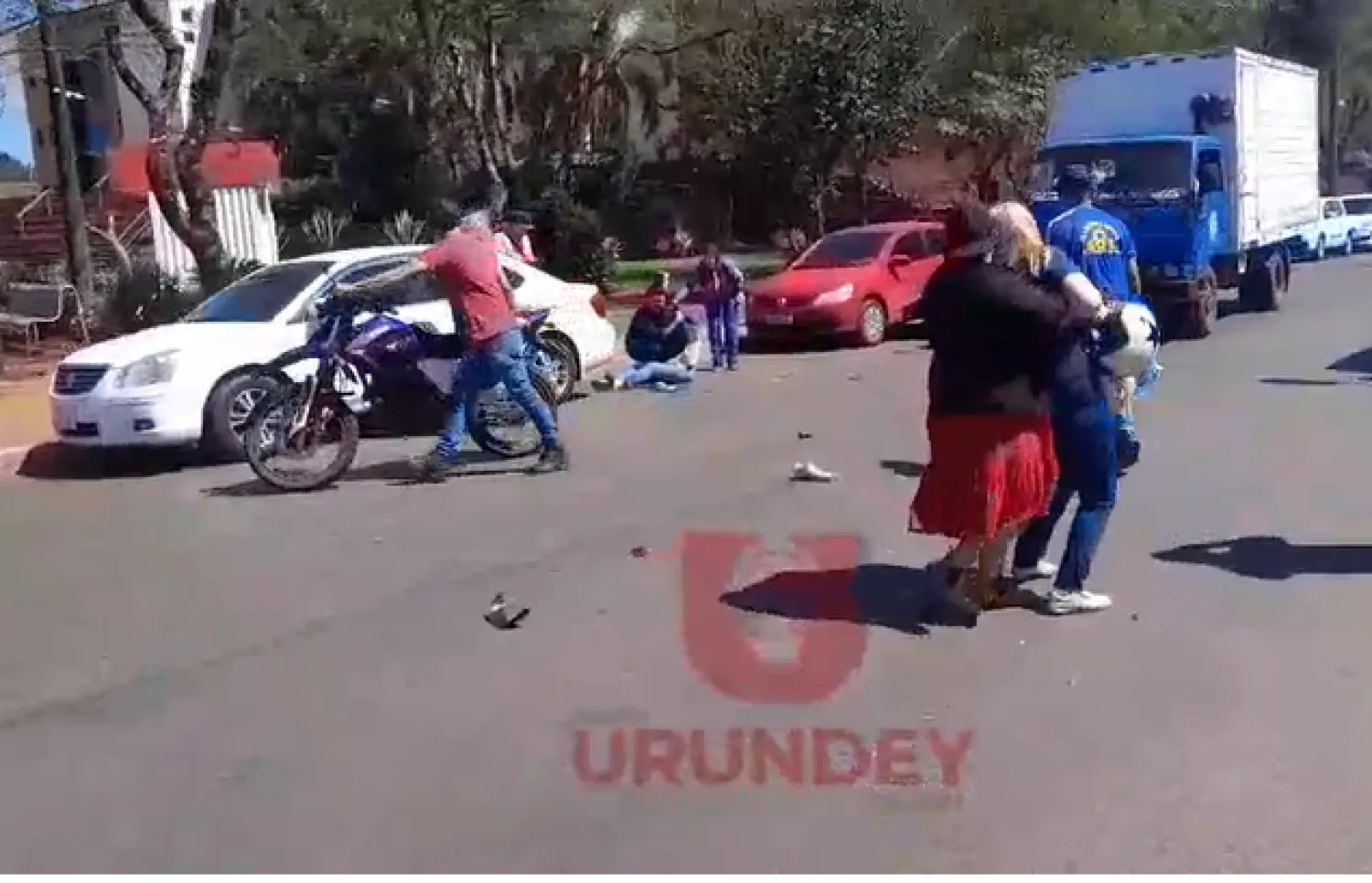 Choque de motocicletas en Pedro Juan Caballero deja a dos jóvenes heridas