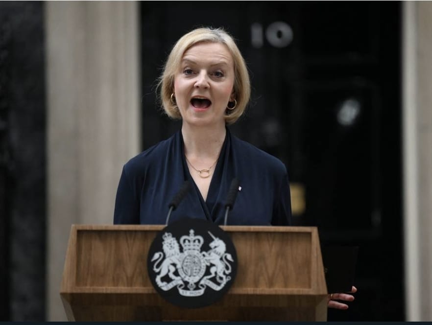 Renuncia la primera ministra británica tras seis semanas en el cargo