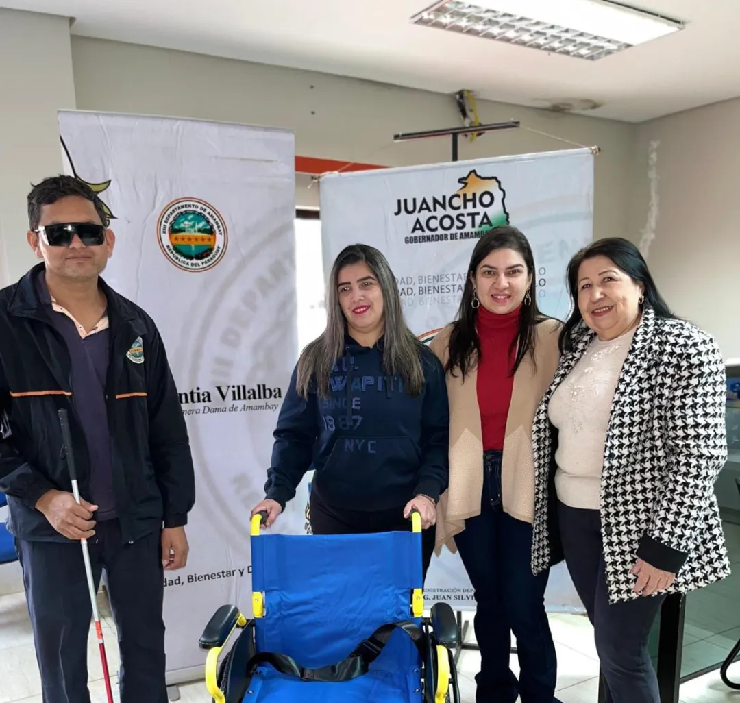 Primera Dama Departamental entrega silla de ruedas a adulta mayor de 93 años