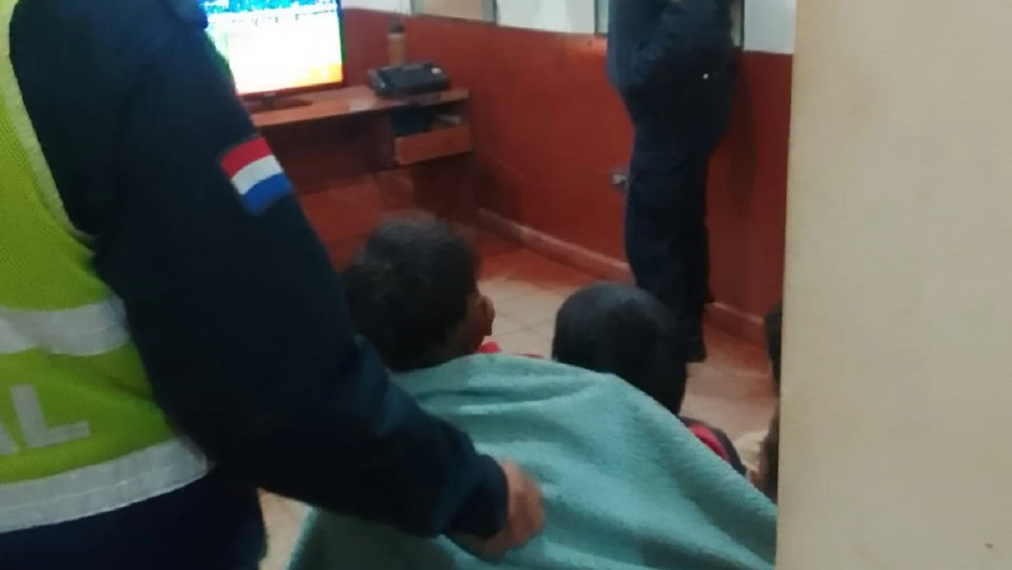Ante crudo frío y ausencia de instituciones, comisario se solidariza con niños en situación de calle