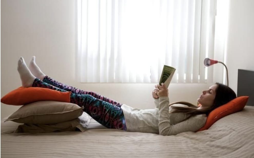 En qué ayuda elevar las piernas para dormir