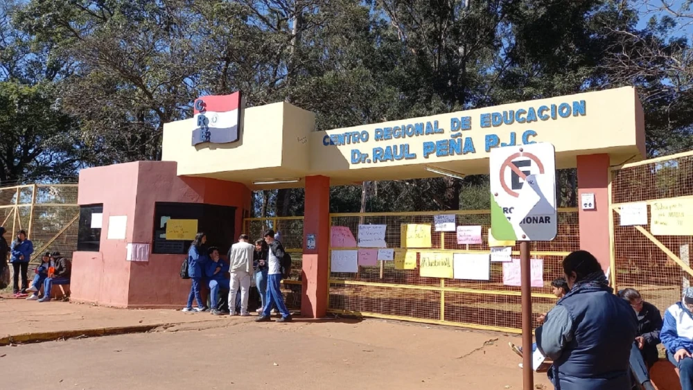 Alumnos cierran colegio exigiendo la vuelta de la directora denunciada por supuesto maltrato