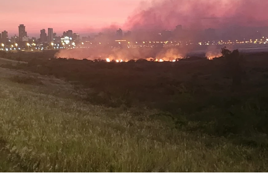 Bomberos trabajan para apagar incendio en la Costanera Norte